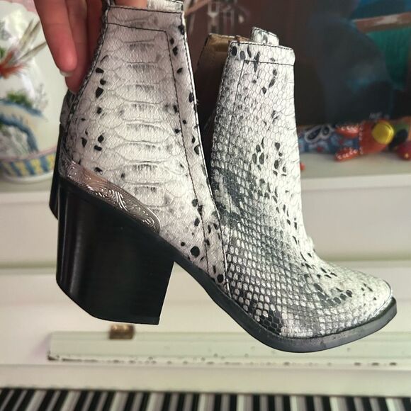 Jeffrey Campbell Black and White Snakeskin Ankle Booties Size 9 - Picture 13 of 16